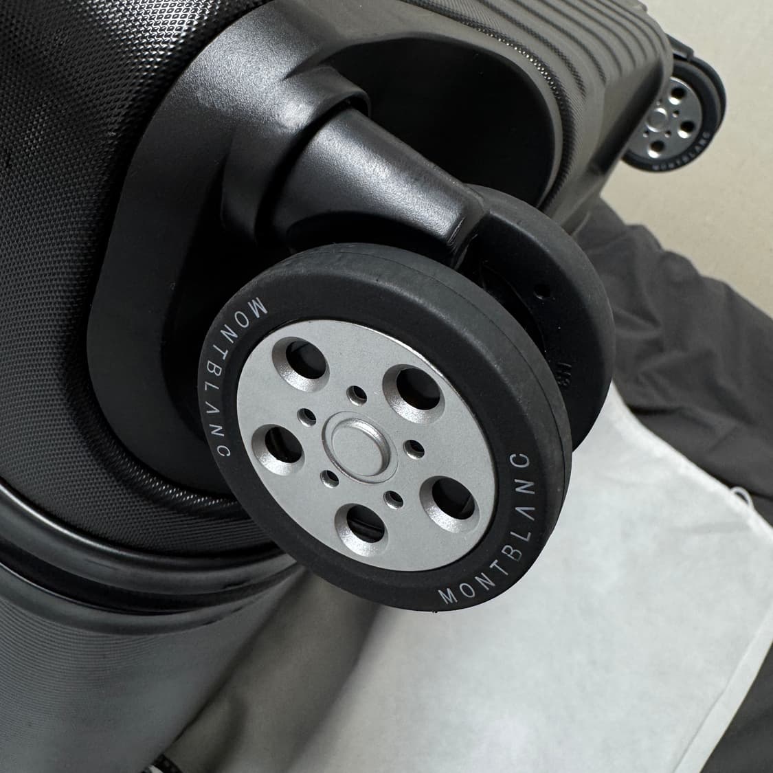 몽블랑 블랙 트렁크 트롤리 캐리어 상품이미지4