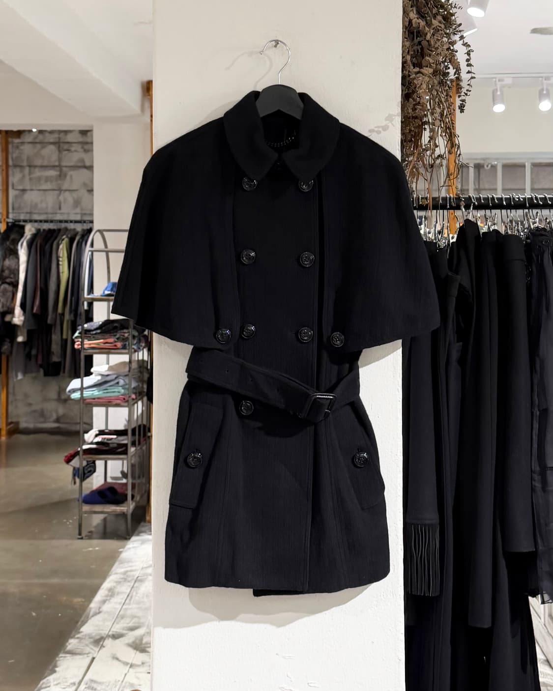 버버리 블랙 투버튼 반팔 벨티드 코트 상품이미지1