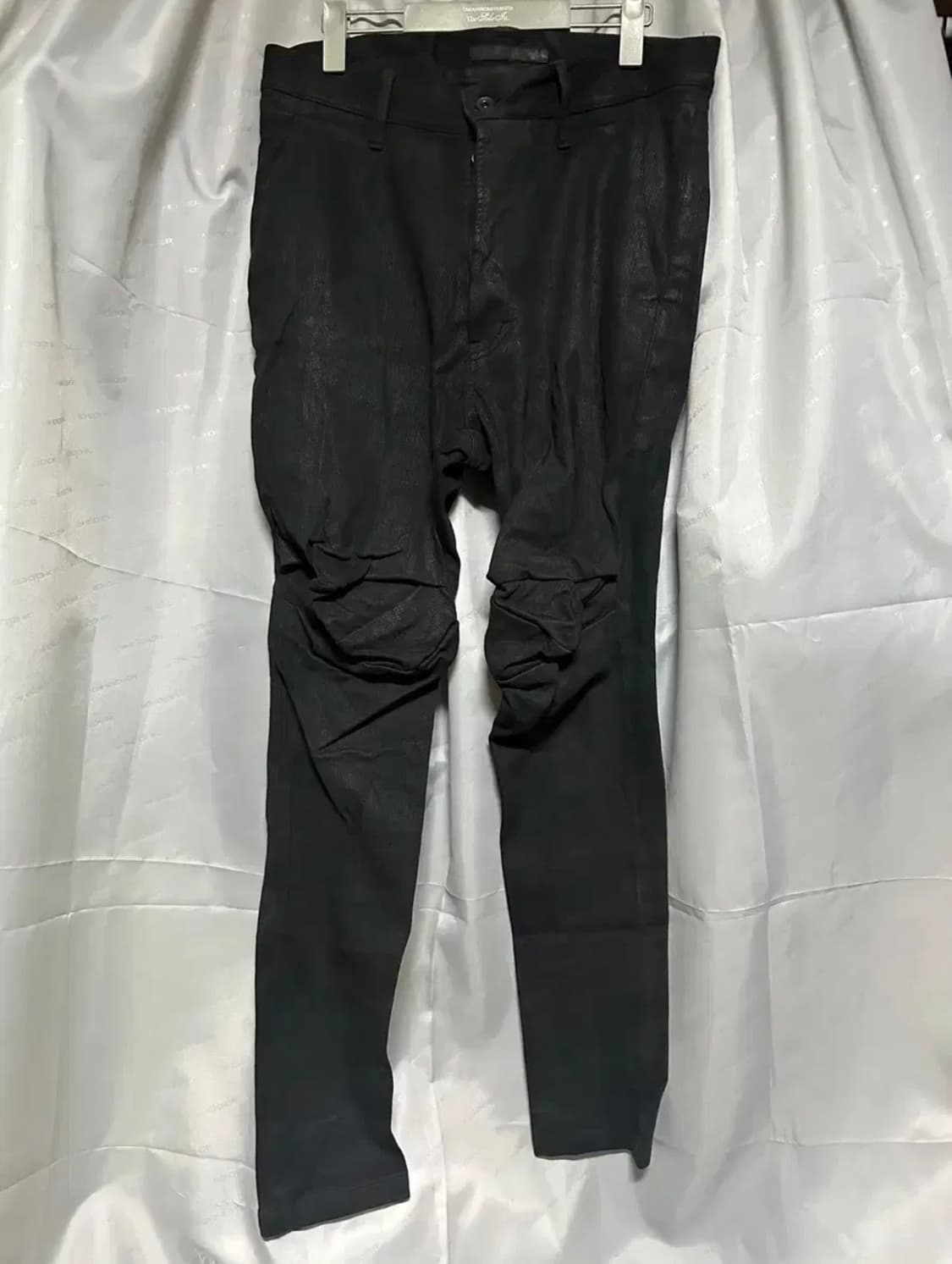 율리우스 13fw 왁스코팅 입체패턴 팬츠 블랙 상품이미지1