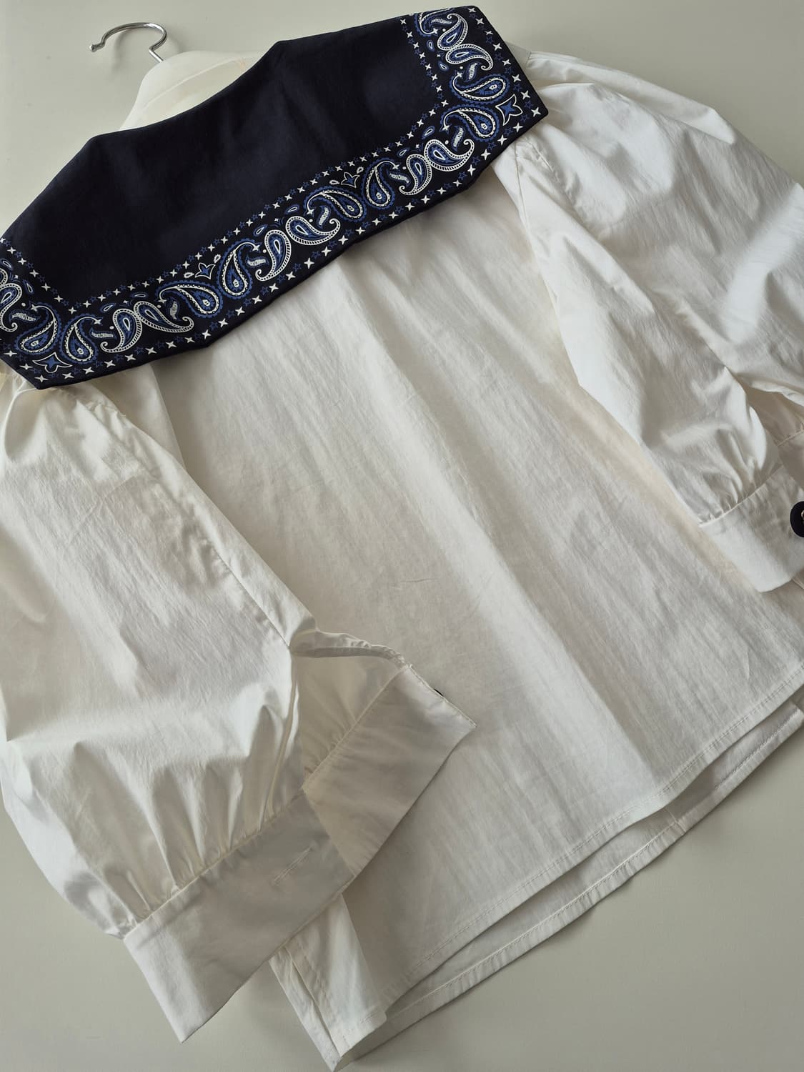 럭키슈에뜨 페이즐리 카라 화이트 블라우스 상품이미지10