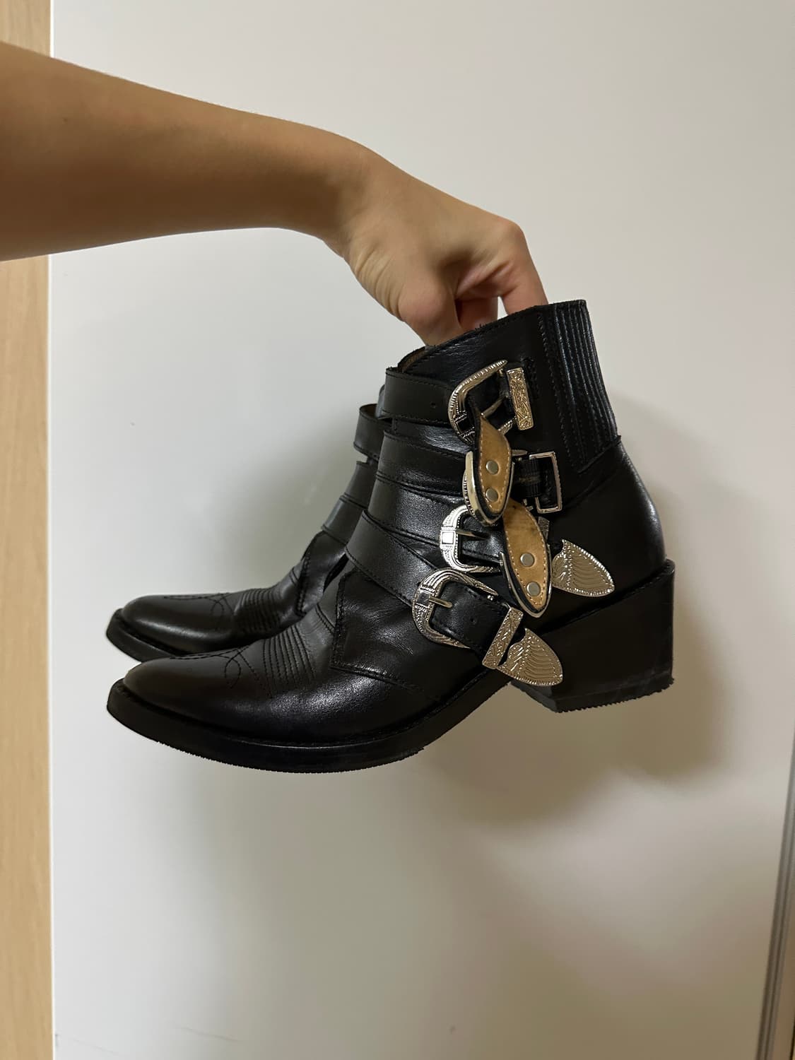 토가 풀라(Toga Pulla) 버클 스트랩 미드힐 부츠 상품이미지1