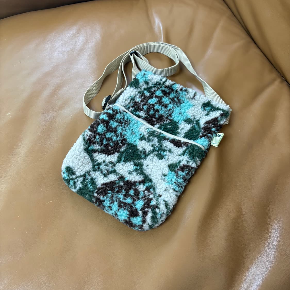 Beams SSZ 빔즈 빔스 플리스 샤코슈 크로스백 가방 상품이미지1