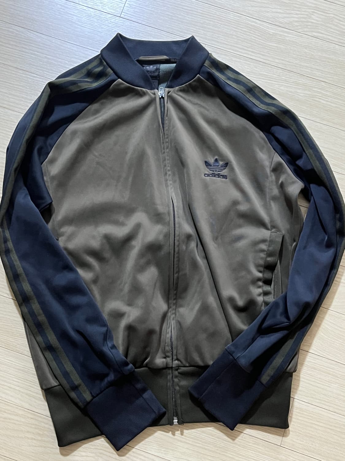 아디다스 카키 집업 상품이미지1