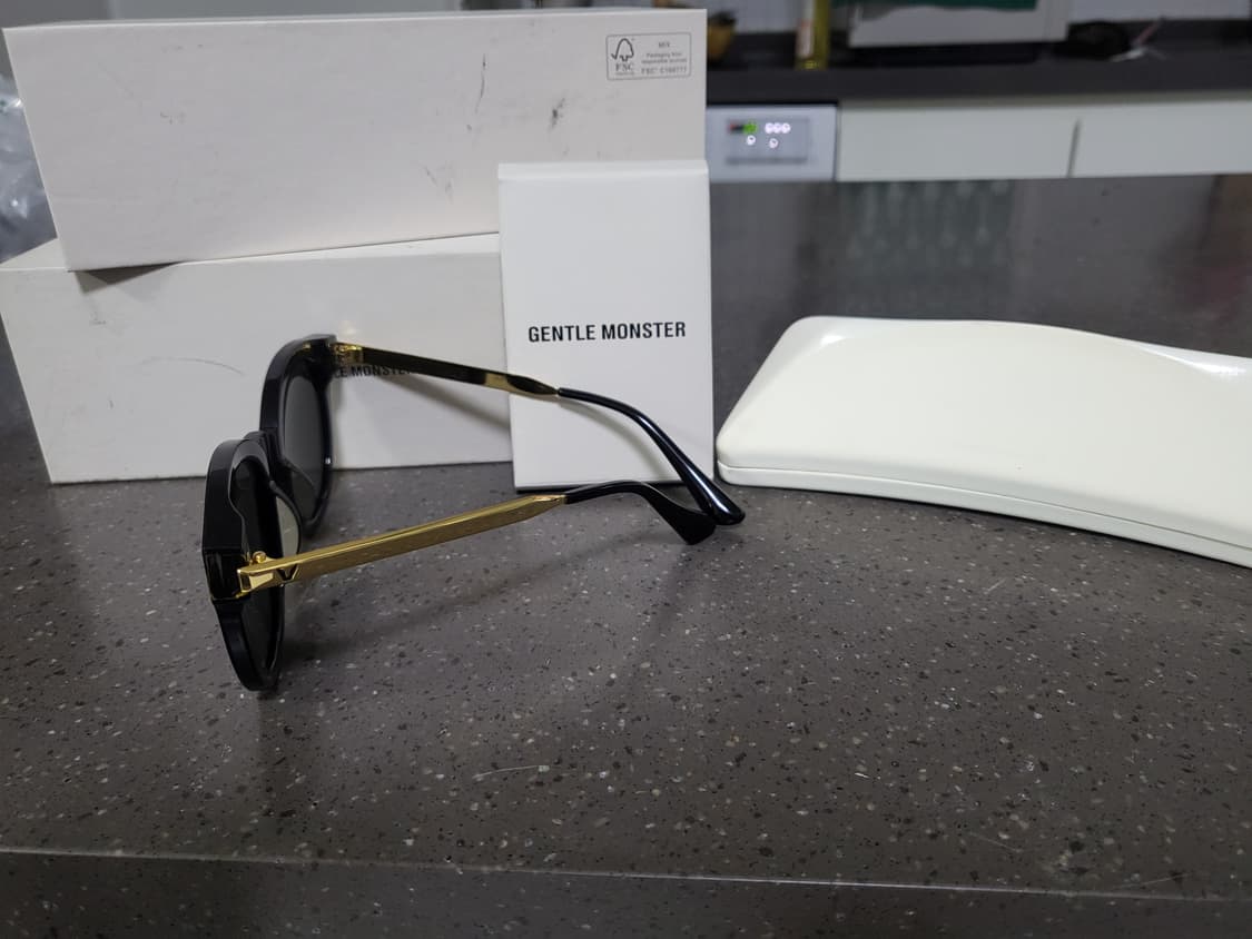 (무료배송)젠틀몬스터 블랙&골드 선글라스 풀세트 구성 상품이미지5