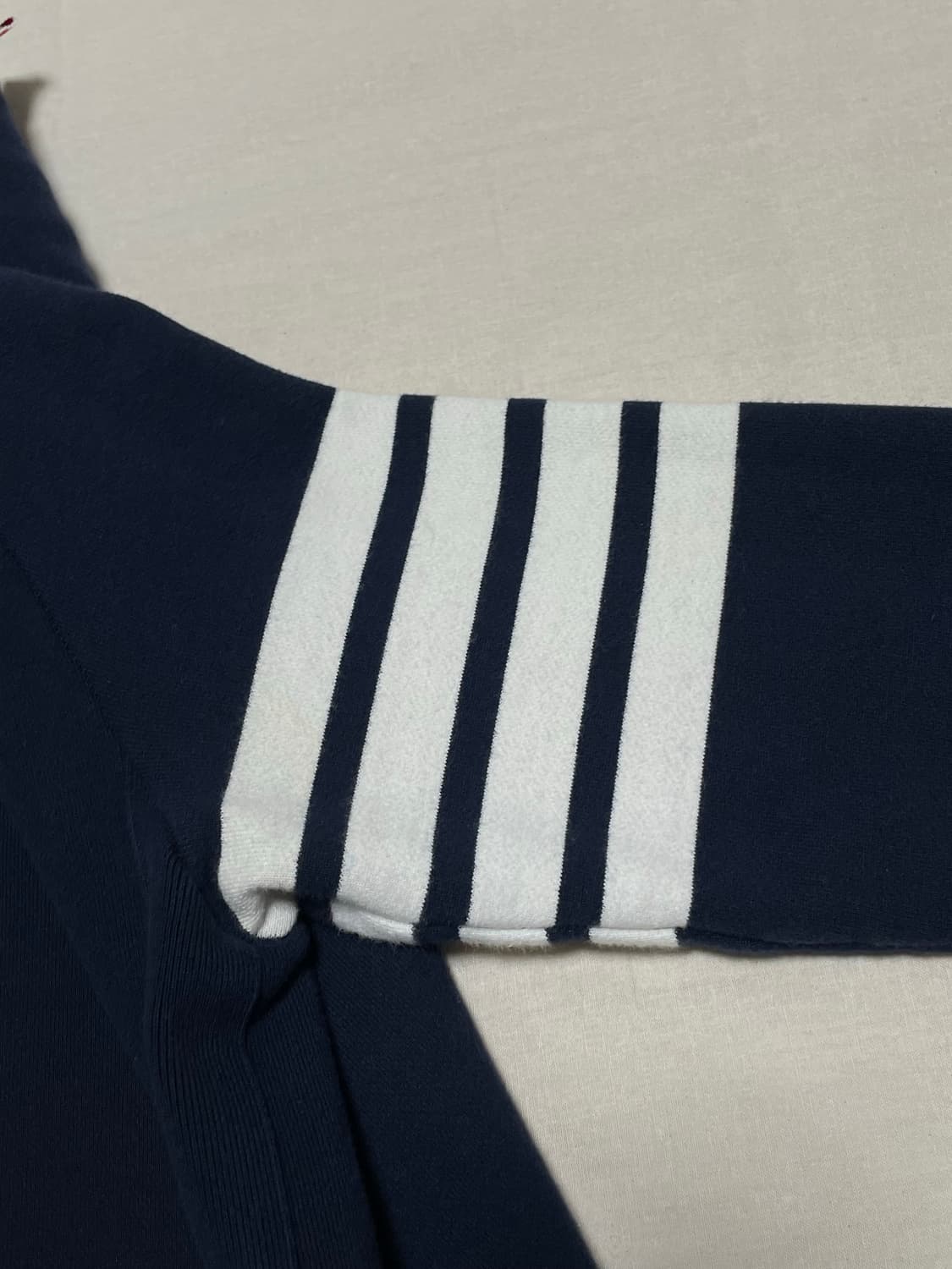 톰브라운 사선완장 맨투맨 [2] 상품이미지4