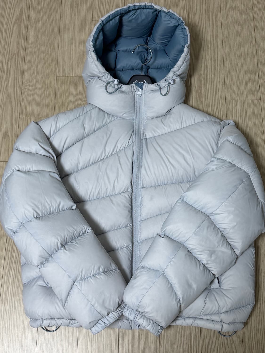 밈더워드로브 KOIN SEOUL X다이애그널 라이닝 다운 점퍼 스카이블루 상품이미지2