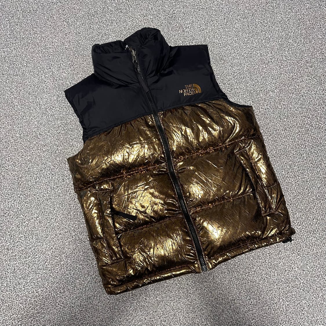 노스페이스 골드 유광 패딩 조끼 상품이미지1