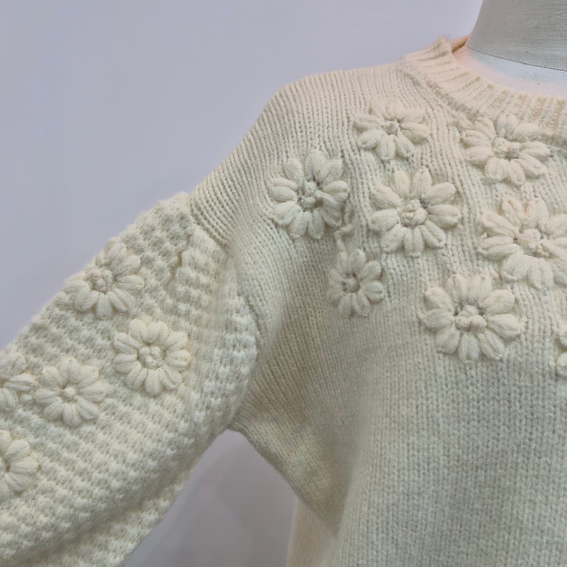 아이보리 입체 플라워 자수 도톰 니트 상품이미지5