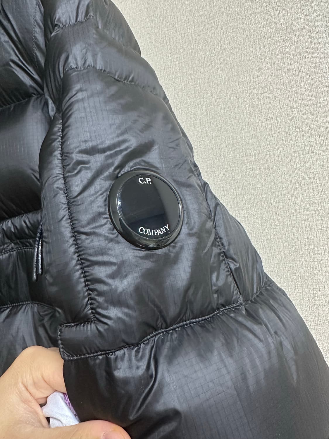 cp컴퍼니 dd쉘 패딩 24fw M 블랙 상품이미지4