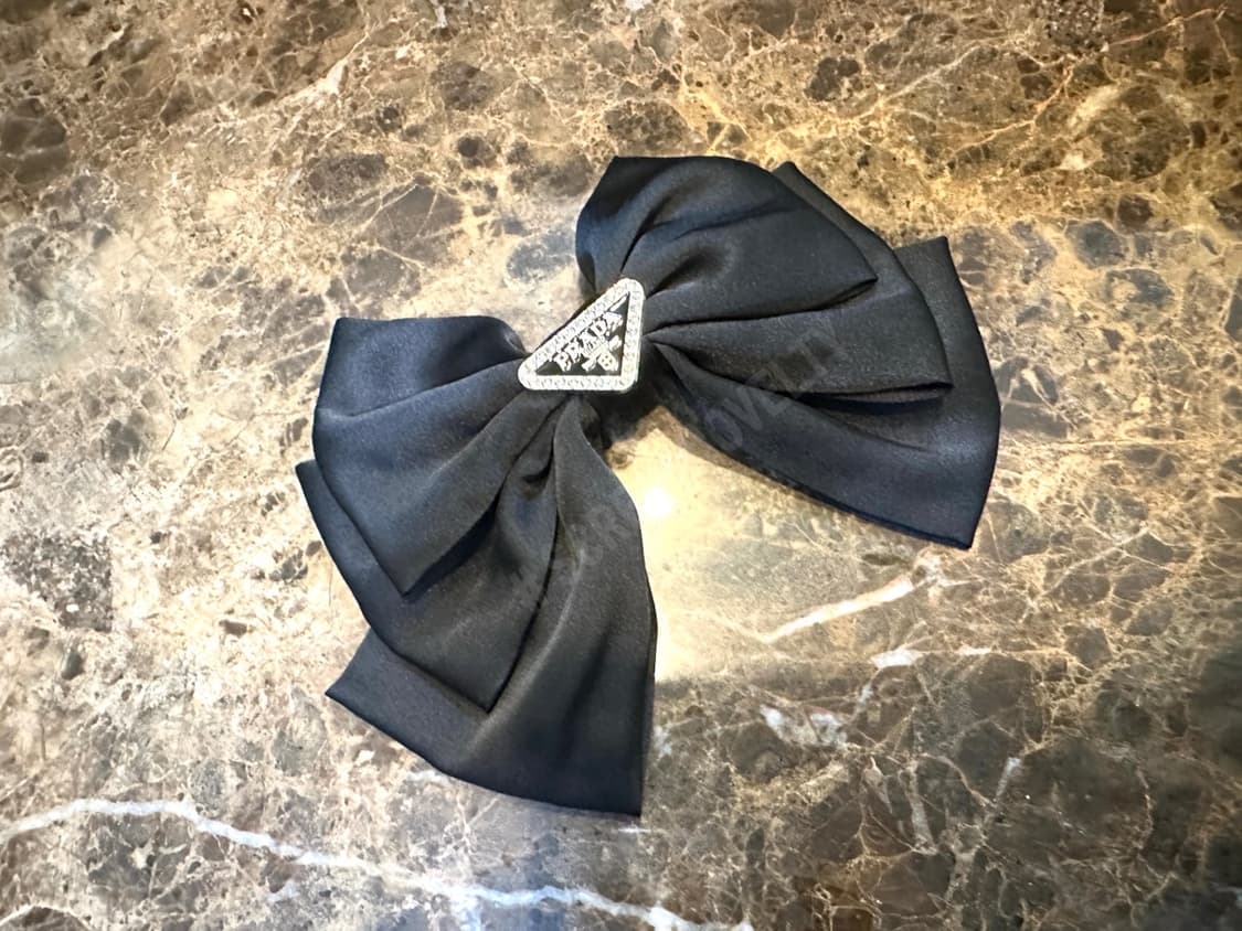 프라다 블랙로고 헤어핀 블랙 상품이미지8