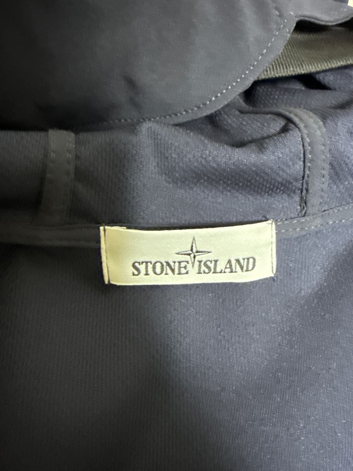 스톤 아일랜드 40427 라이트 소프트 쉘 후드 블루종 네이비 블루 - 상품이미지4