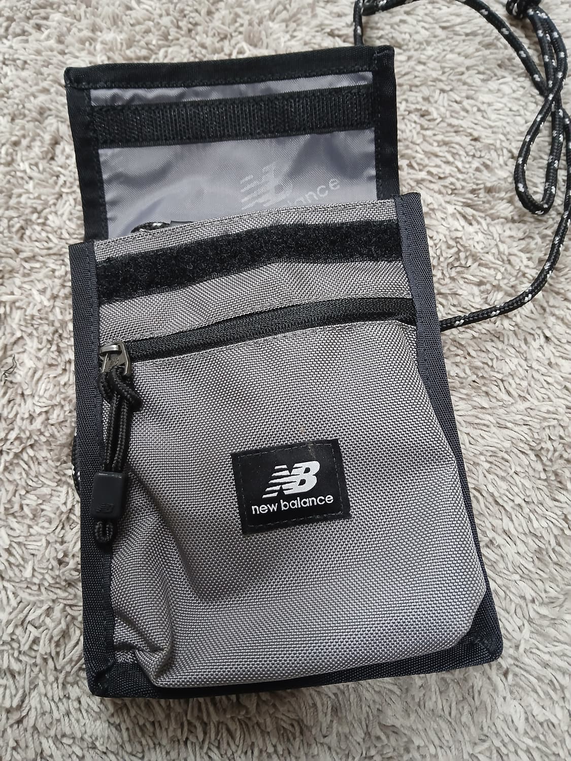 뉴발란스 그레이 미니 크로스백 핸드폰가방 새제품 상품이미지4