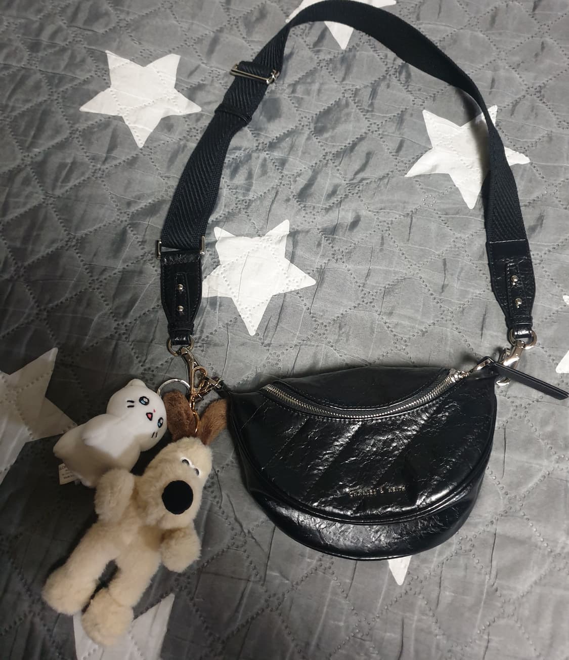 (한소희 PICK)찰스앤키스 필로미나 크링클 이펙트 크로스백 상품이미지2