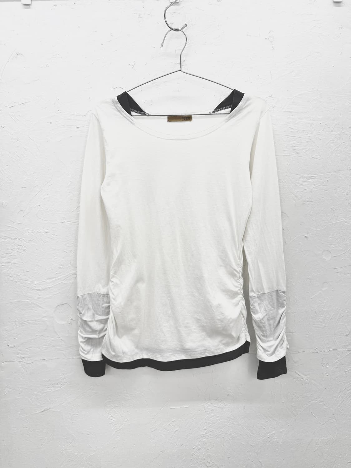 laru 핑거홀 셔링 롱슬리브 상품이미지1