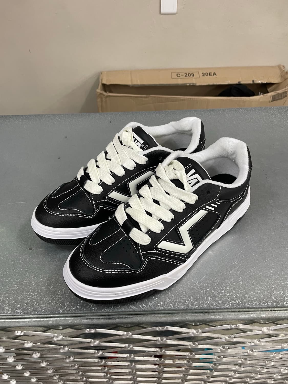 반스 업랜드 블랙 화이트 245 상품이미지2