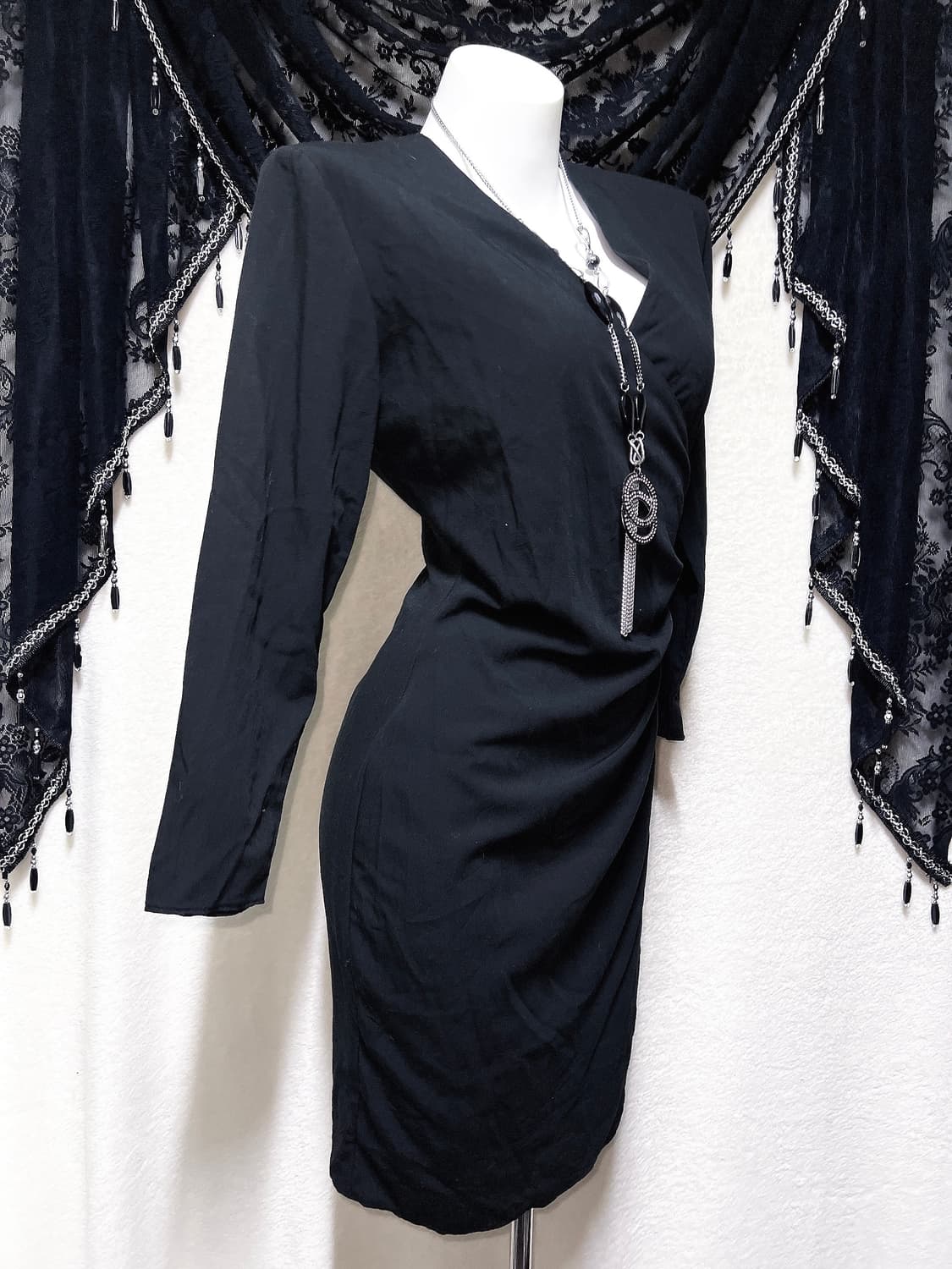 로맨틱고딕 고스펑크 브이넥 랩 셔링 블랙원피스 은장 섹시 오네갸루 오피스 상품이미지6