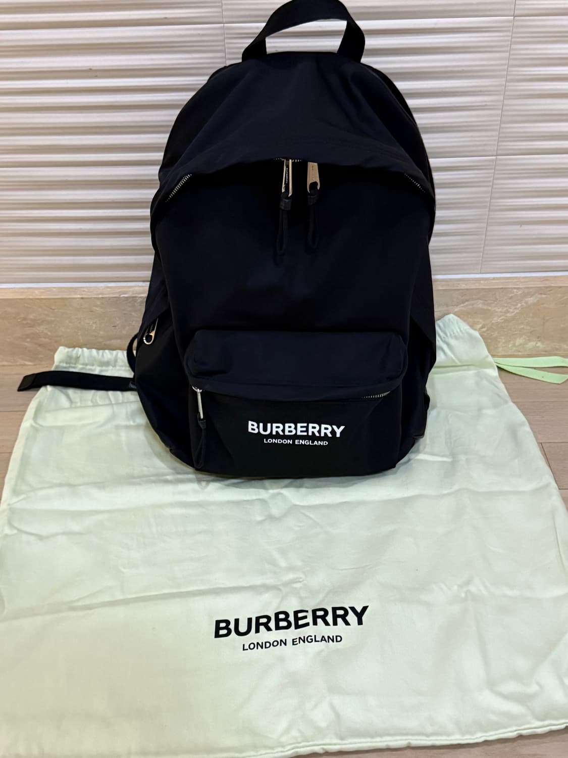 [정품/더스트백 포함] 버버리 나일론 백팩 블랙 상품이미지1