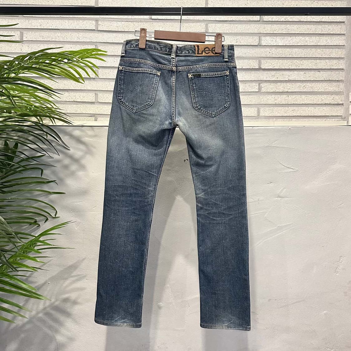 LEE 워싱 데님 팬츠 레귤러 스트레이트 핏 백 패치 로고 디테일 중청 상품이미지3