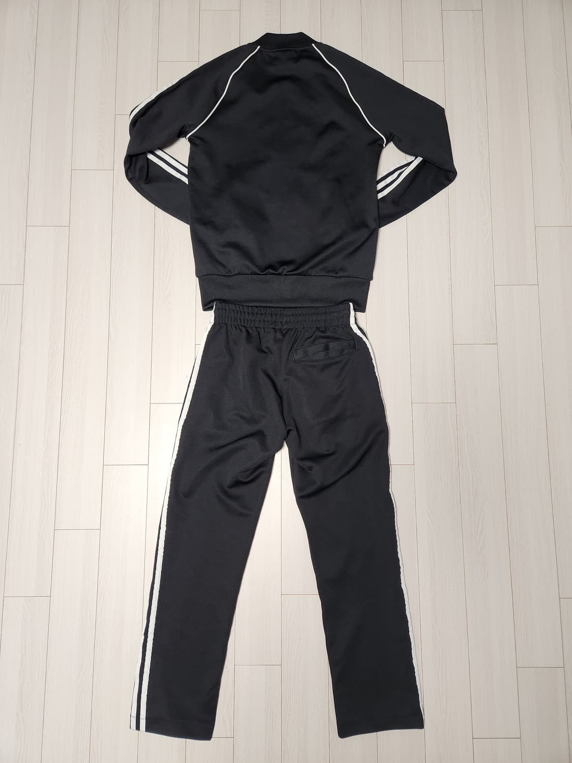 아디다스 블랙 삼선 트레이닝복 상하의 세트xs

아디다스 블랙 삼선 트레 상품이미지8