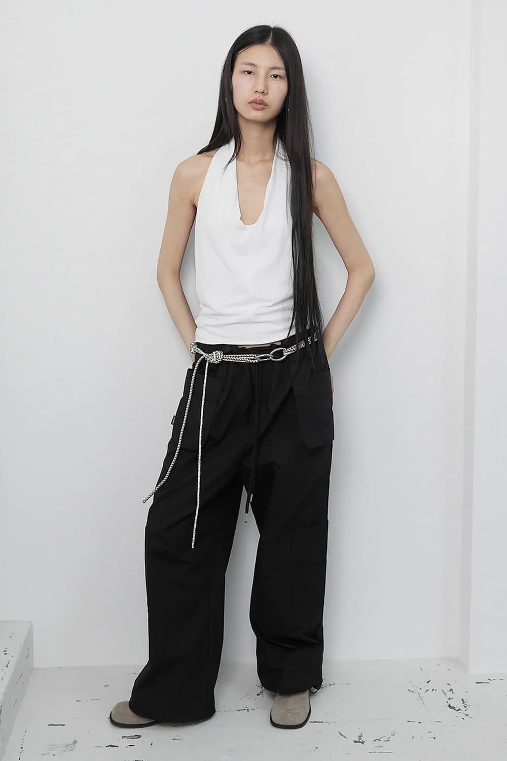 화이트 홀터넥 민소매 나시 상품이미지4