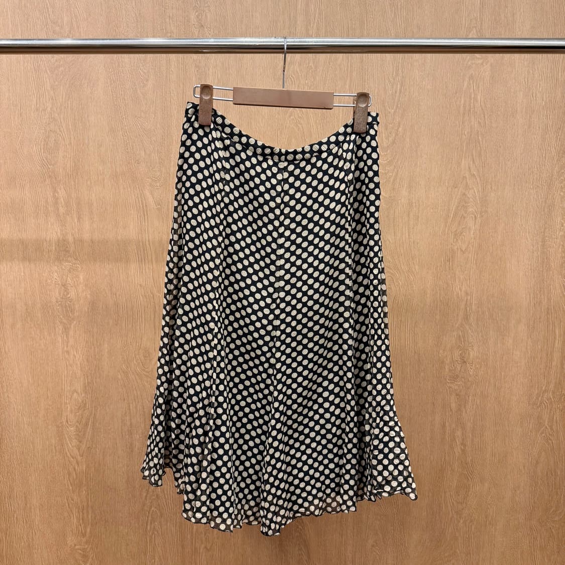 지방시 실크 클래식 플레어 라인 스커트 도트 패턴 디테일 블랙 상품이미지3