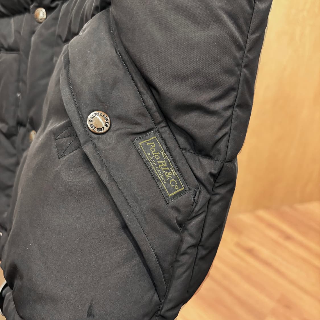 폴로 랄프로렌 하이넥 후드 다운 패딩 베스트 포니 로고 자수 디테일 블랙 상품이미지7