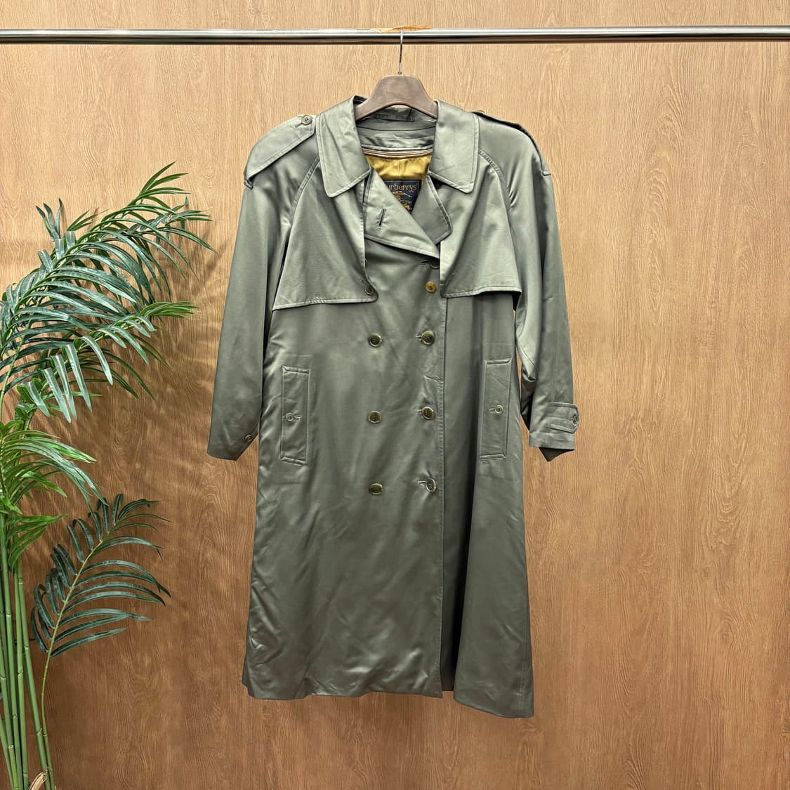 버버리 더블 브레스티드 트렌치 코트 견장 스톰 플랩 디테일 카키 브라운 상품이미지1