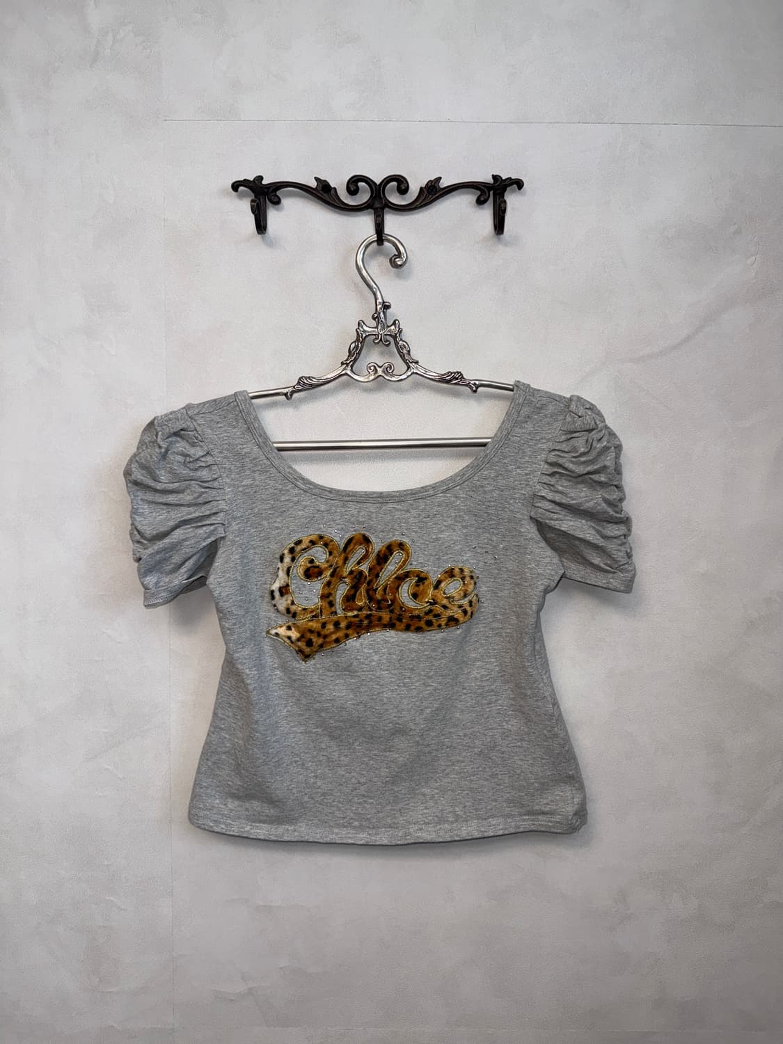 Gray leopard lettering puff 오프숄더 반팔티 상품이미지1