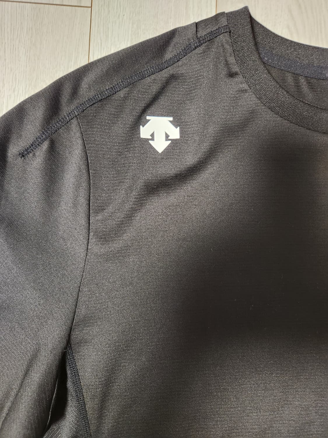 데상트 반팔티 KQJ 남성 자가드 반팔 티셔츠 SM121TTS25 BLK 상품이미지5