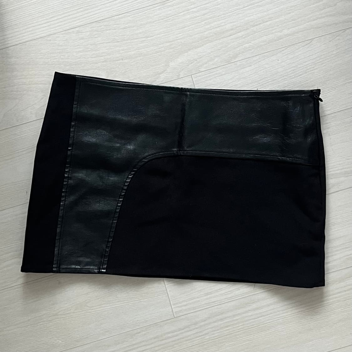 보헤미안 서울 로우라이즈 레더 패치 디테일 미니 스커트 블랙 M 상품이미지1