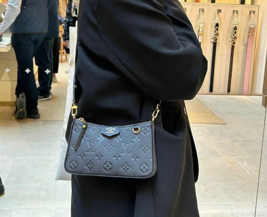 루이비통 이지 파우치 온 스트랩 블랙 상품이미지5