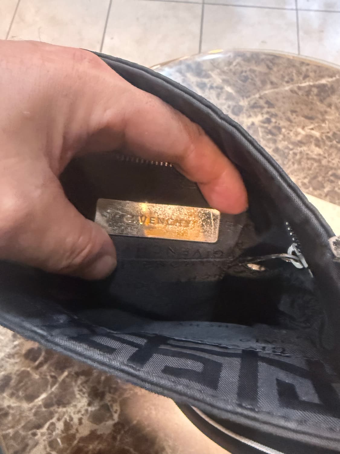 정품 지방시 로고 캔버스 크로스백 팝니다 상품이미지8