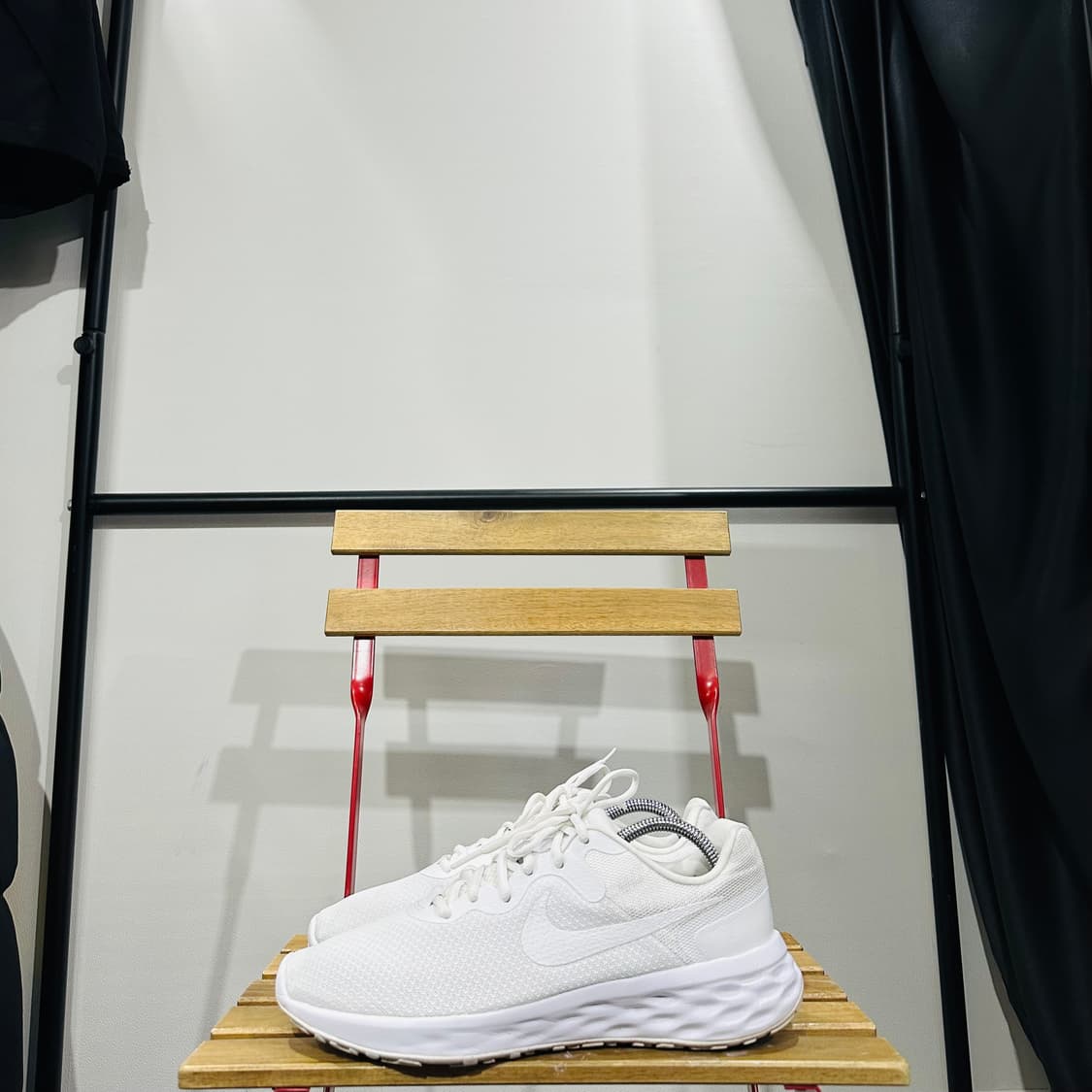 275) 나이키 운동화 남성 남자 런닝화 레볼루션 화이트 상품이미지3