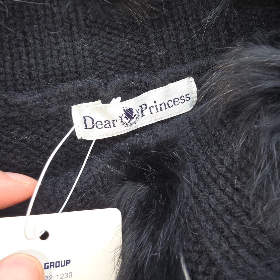 퍼 디테일 오프숄더 니트 상품이미지4