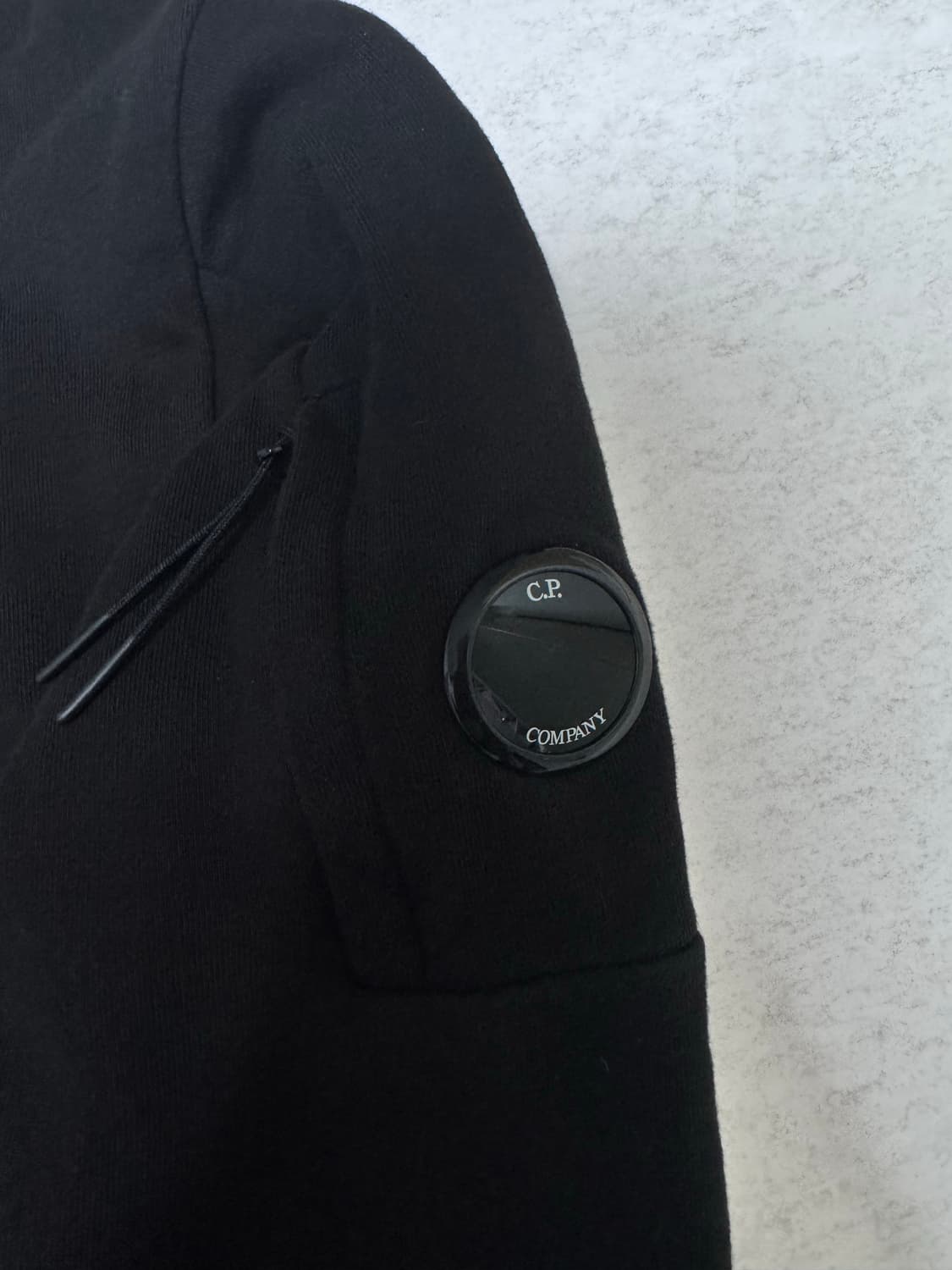 C.P. 컴퍼니 렌즈 와펜 맨투맨 블랙 S 상품이미지2