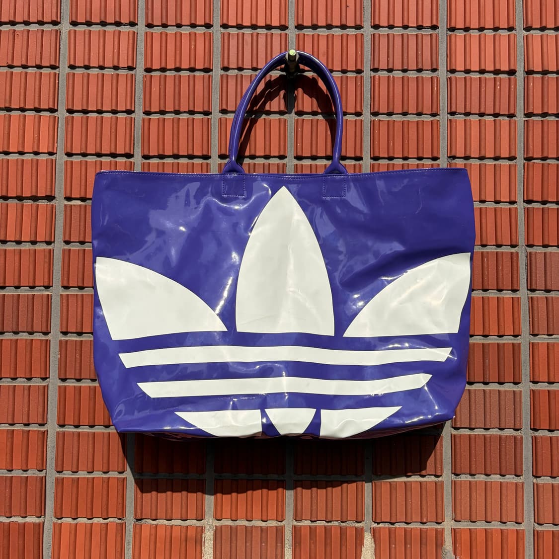 아디다스 에나멜 토트백 상품이미지1
