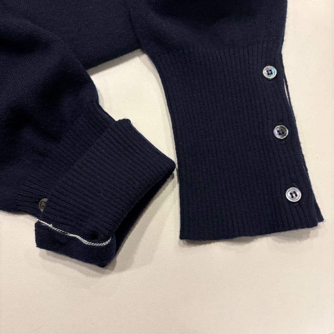 [46] 톰브라운 우먼 캐시미어 네이비 니트 4선 완장 B700 상품이미지7