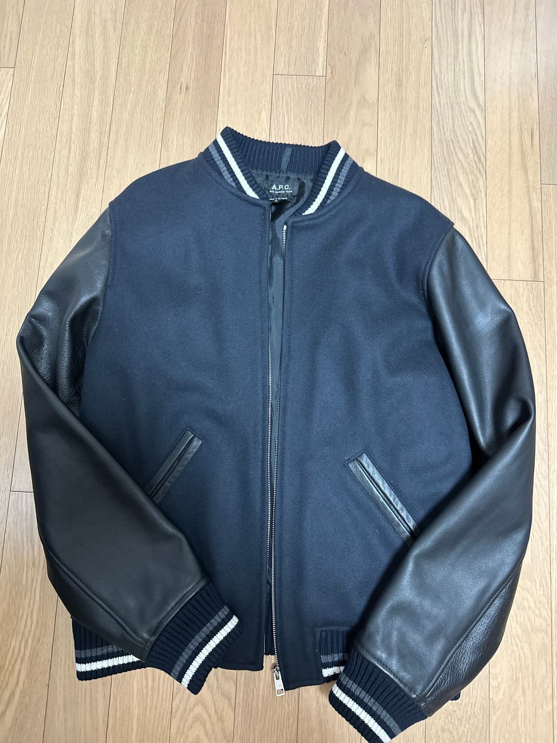 A.P.C. 팔 양가죽 스타디움 자켓 M 블랙/네이비 ( 새상품급! ) 상품이미지1
