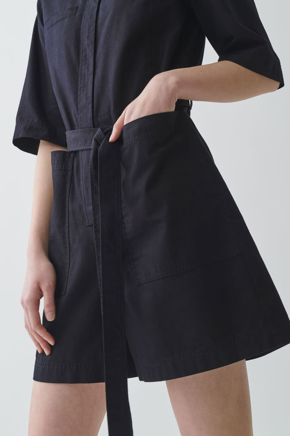 COS 블랙 벨티드 점프 수트 상품이미지6