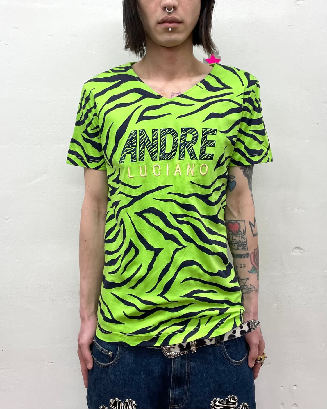Green Zebra V-neck T-shirt  상품이미지1