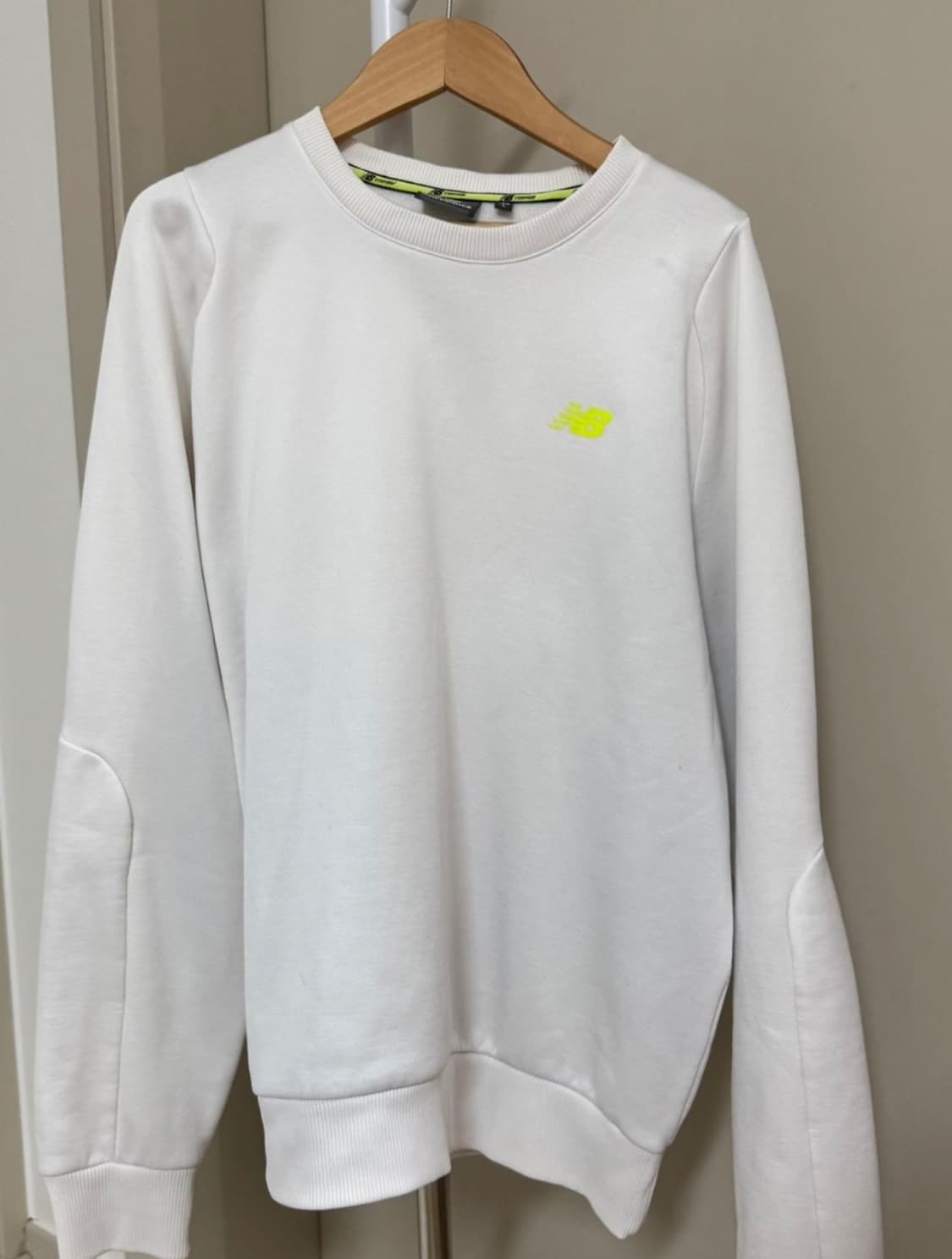 NB뉴발란스 기모 맨투맨 형광로고 상품이미지2