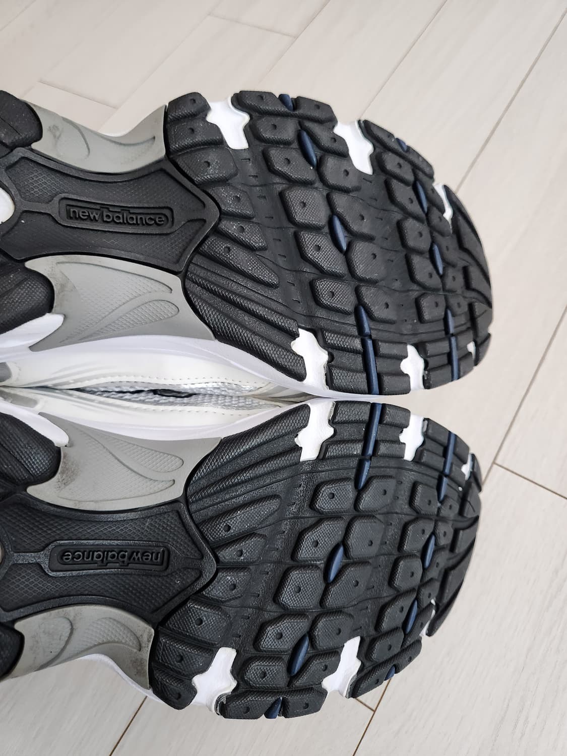 뉴발란스 운동화 530 화이트인디고 MR530SG 사이즈275

오염 하 상품이미지8