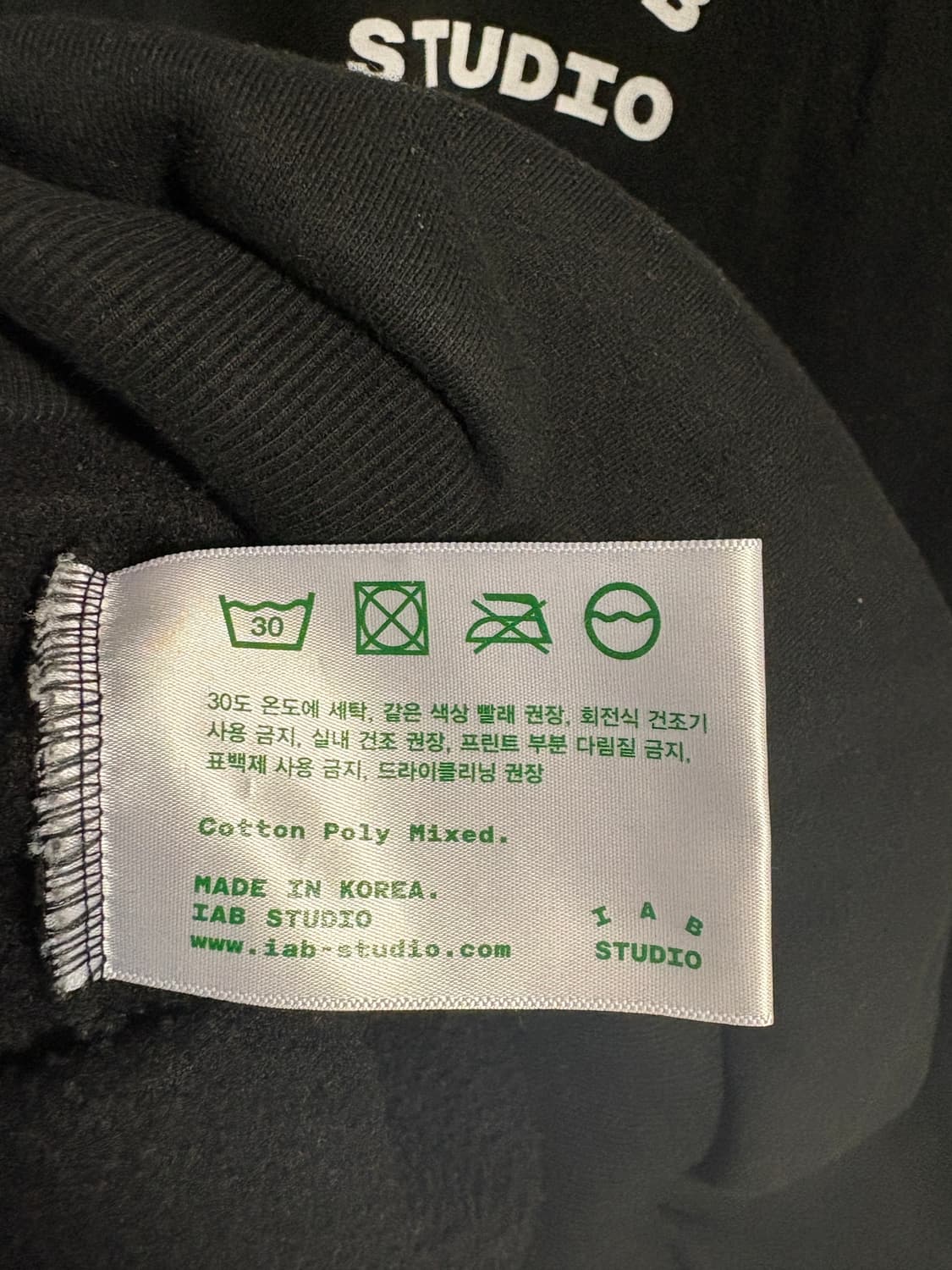 아이앱 스튜디오 하프 집업 블랙 화이트 상품이미지5