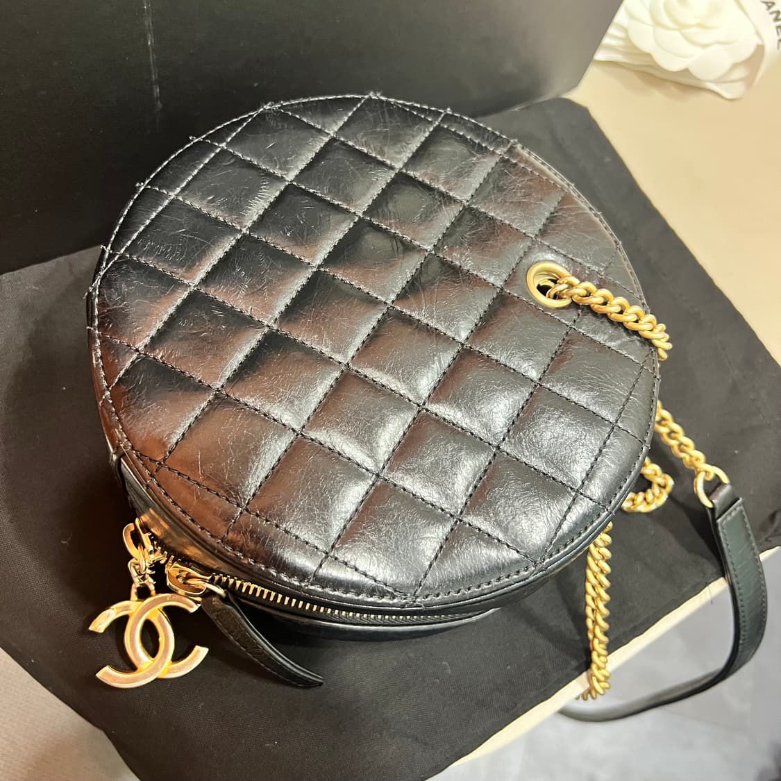 [정품] 샤넬 AS0075 크럼블 카프스킨 앙 보그 라운드 사첼백 시즌백 상품이미지5