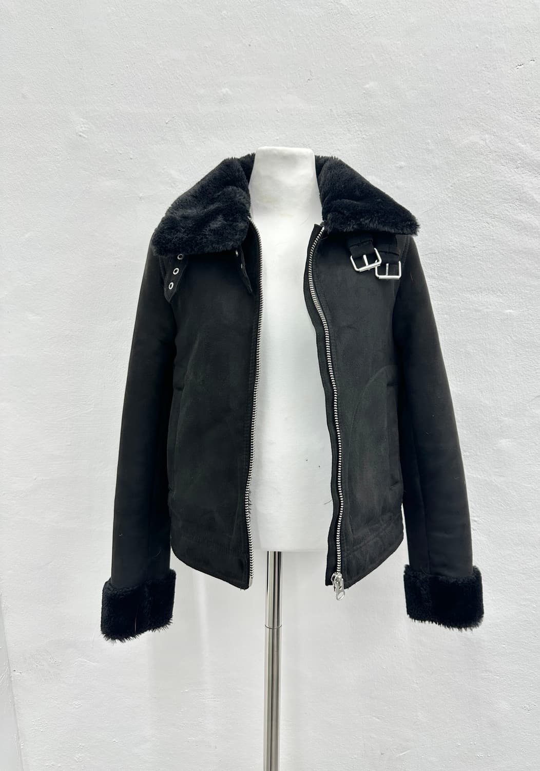 DIVIDED x H&M black fur buckle mustang 상품이미지5