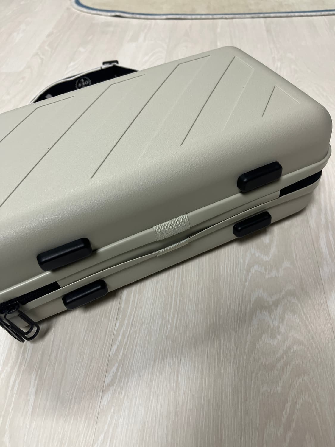 오프화이트x아모레퍼시픽 하드케이스 가방 상품이미지2