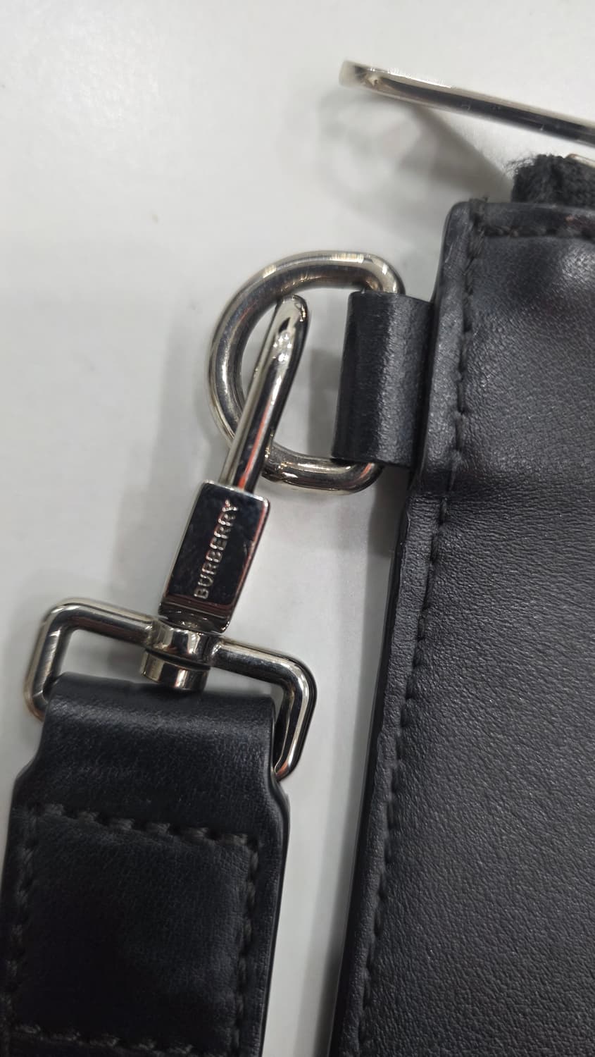 버버리 런던 잉글랜드 로고 프린트 레더 클러치 상품이미지3