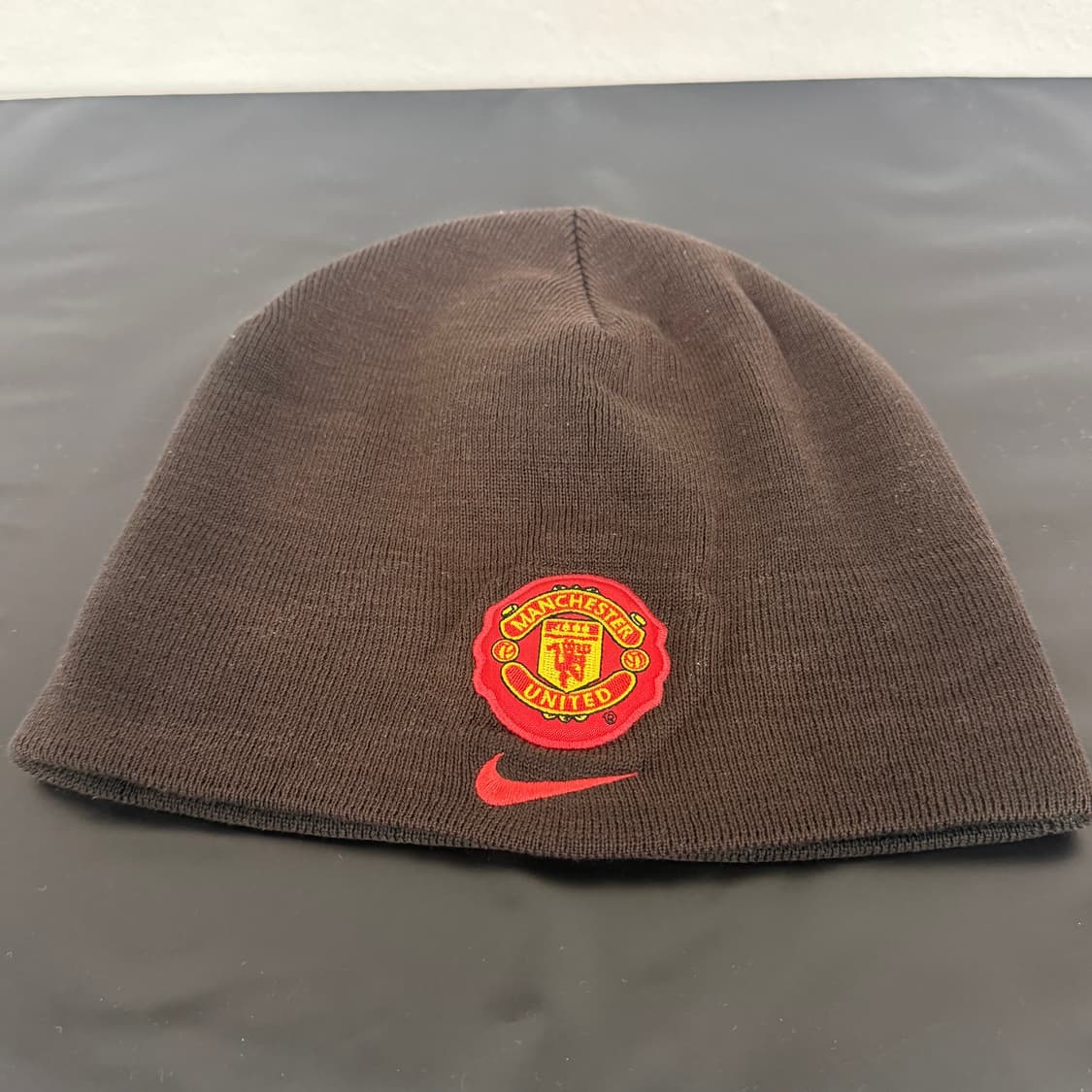 맨체스터유나이티드 로고 브라운 os 나이키 비니 상품이미지1