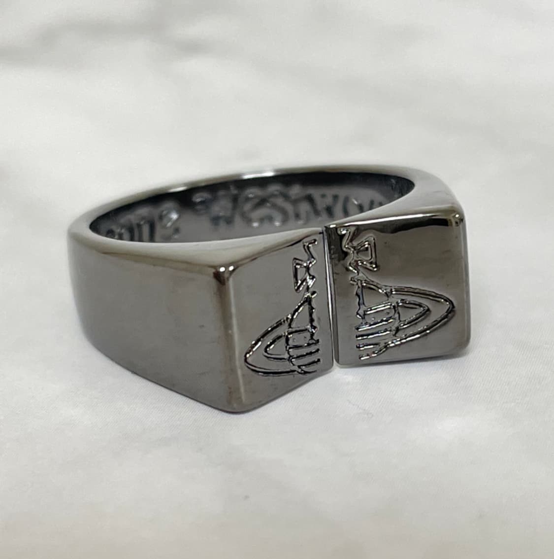 비비안 웨스트우드 아카이브  그레이실버 orb 로고 각인링 반지 상품이미지1