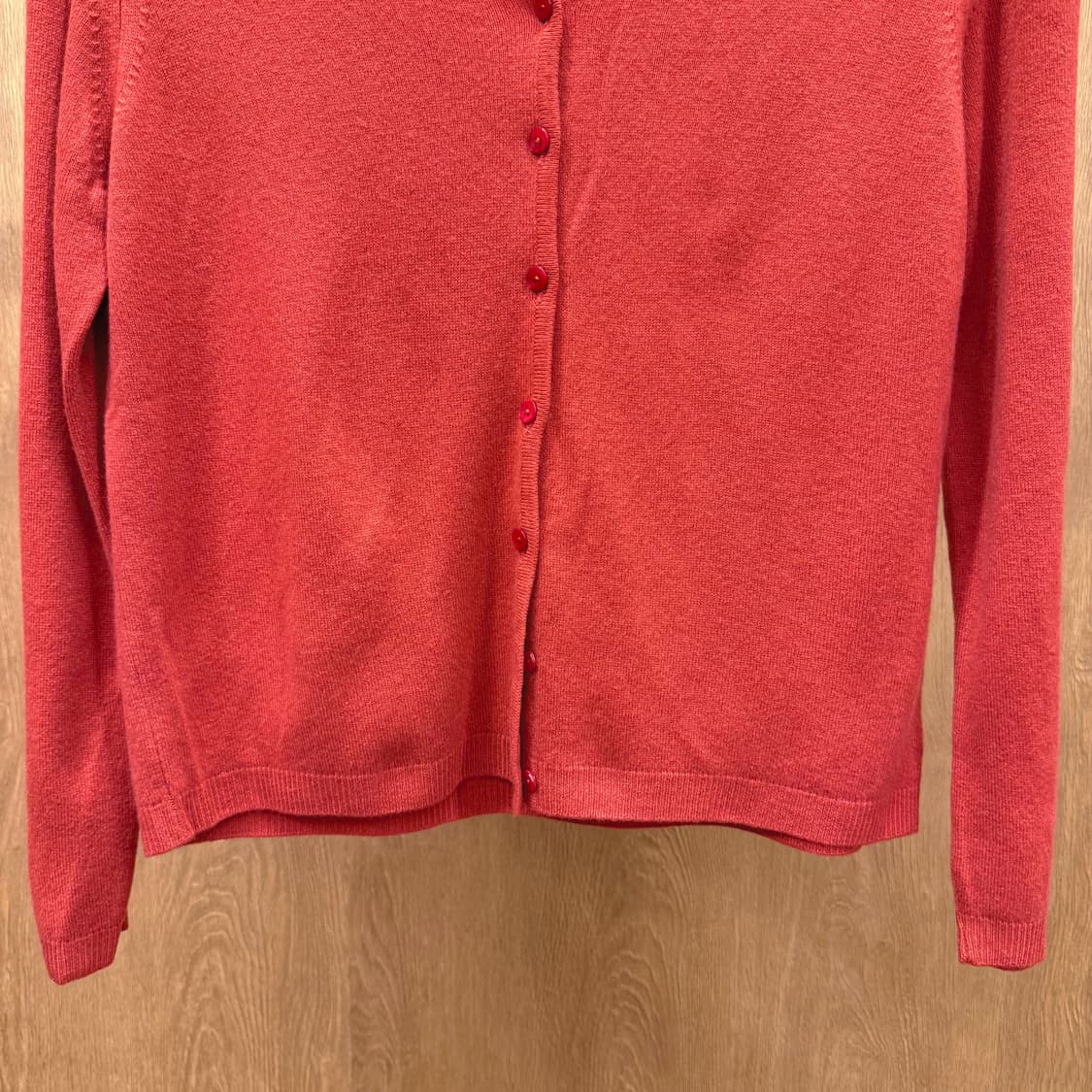 에르노 브이넥 긴팔 니트 가디건 미니 버튼 디테일 슬림핏 레드 상품이미지5